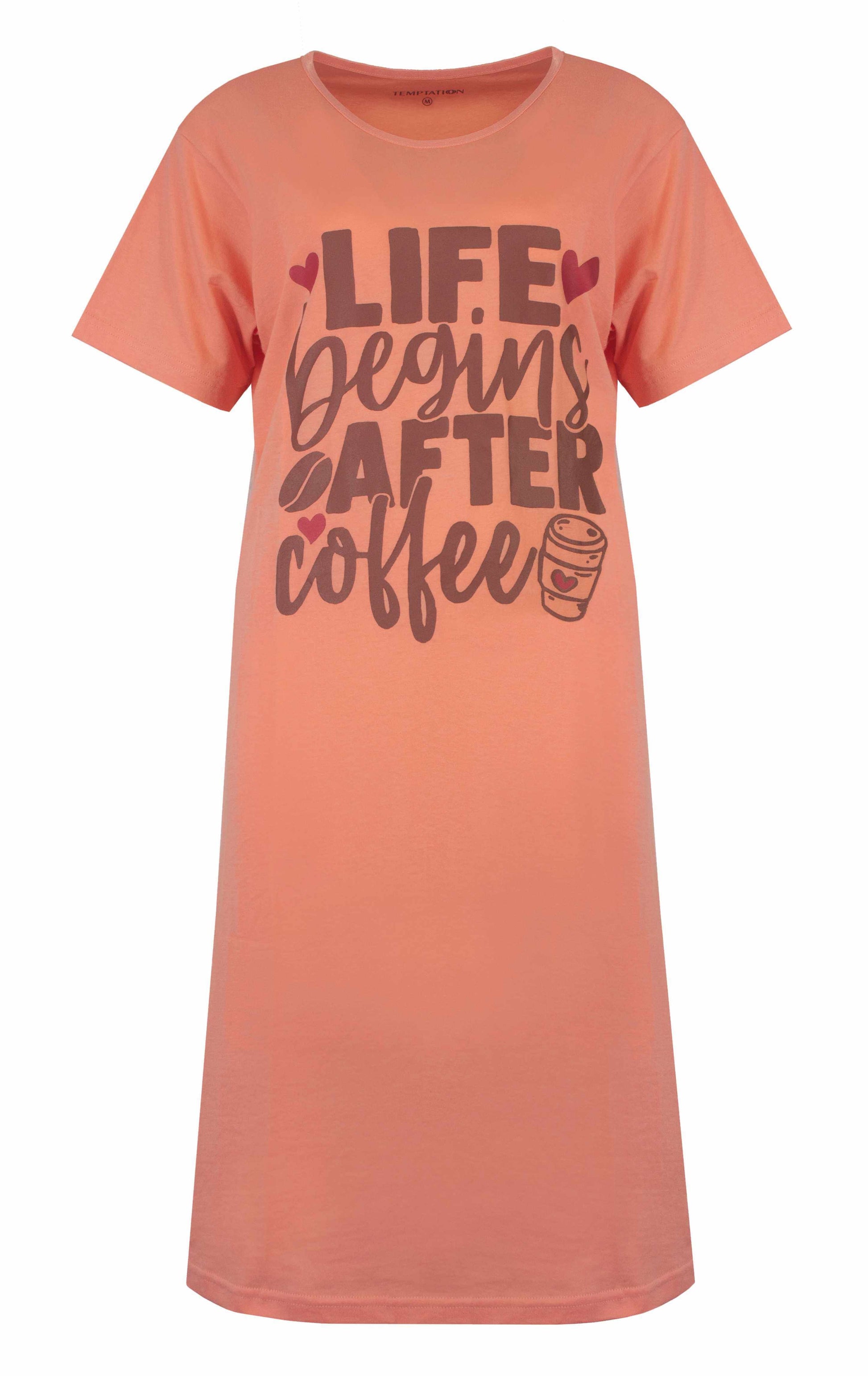 Poeder roze nachthemd met tekst 'Life begins after coffee' en een koffiebekerlogo op de voorkant