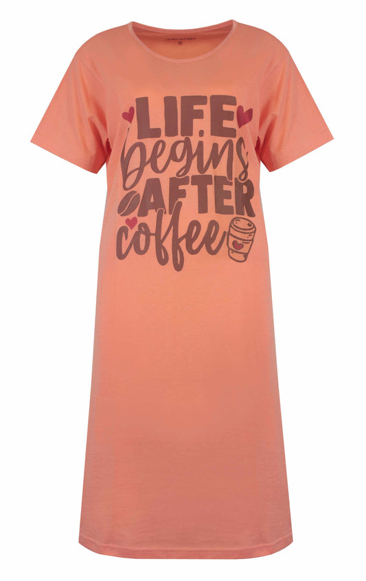 Poeder roze nachthemd met tekst 'Life begins after coffee' en een koffiebekerlogo op de voorkant