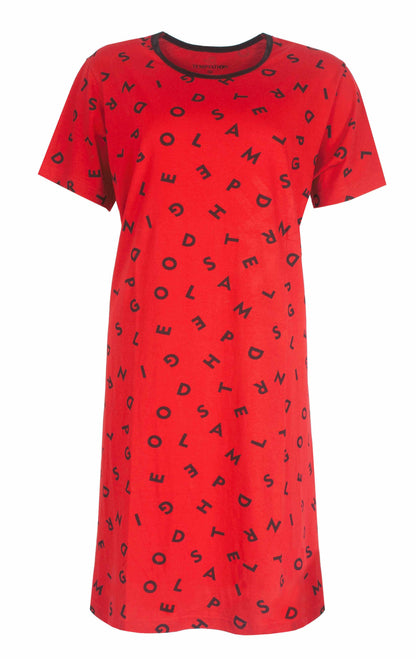 Rood nachthemd met zwarte letters, korte mouwen en ronde hals. Het hemd is bedrukt met willekeurige letters.