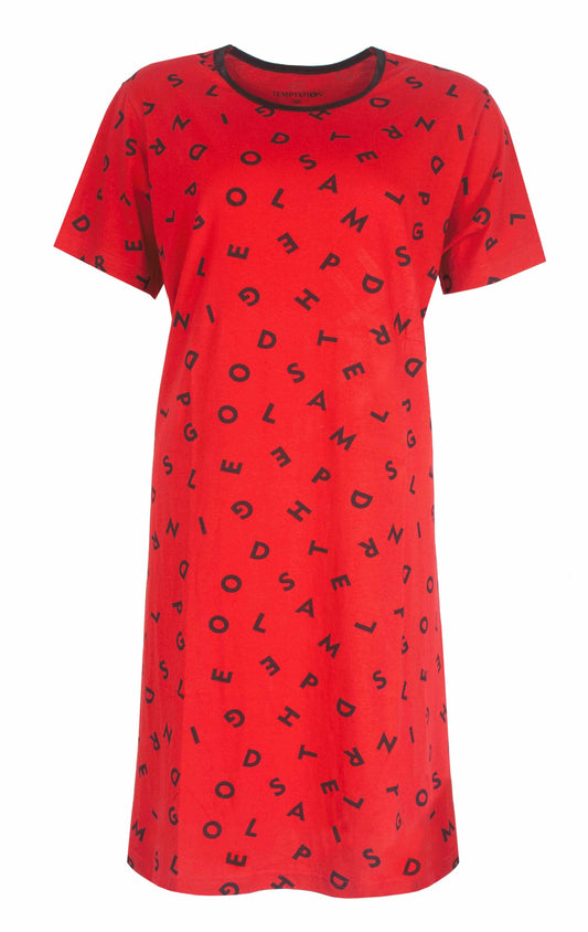 Rood nachthemd met zwarte letters, korte mouwen en ronde hals. Het hemd is bedrukt met willekeurige letters.