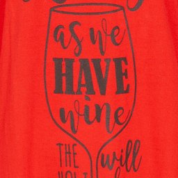 Rood nachthemd met lange mouwen en grote wijnglasprint met tekst 'as we have wine the world will be fine'