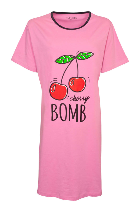 Roze nachthemd met korte mouwen, zwarte halsrand en 'cherry bomb' opdruk met rode kersen en groene blaadjes