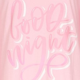 Roze nachthemd met 'Good night' tekst in lichtroze cursief lettertype op een zachtroze achtergrond