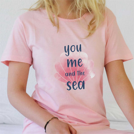Roze nachthemd met korte mouwen, bedrukt met 'you me and the sea' en een zeeschelp afbeelding in het midden.
