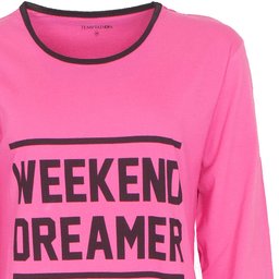 Roze nachthemd met lange mouwen en zwarte 'Weekend Dreamer' tekst op de voorkant, ronde hals met zwart boord