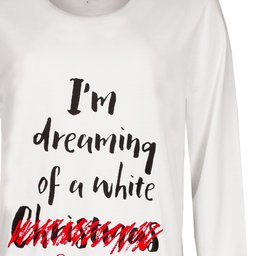 Wit nachthemd met lange mouwen en zwarte tekst 'I'm dreaming of a white' met 'Christmas' in rood doorgestreept