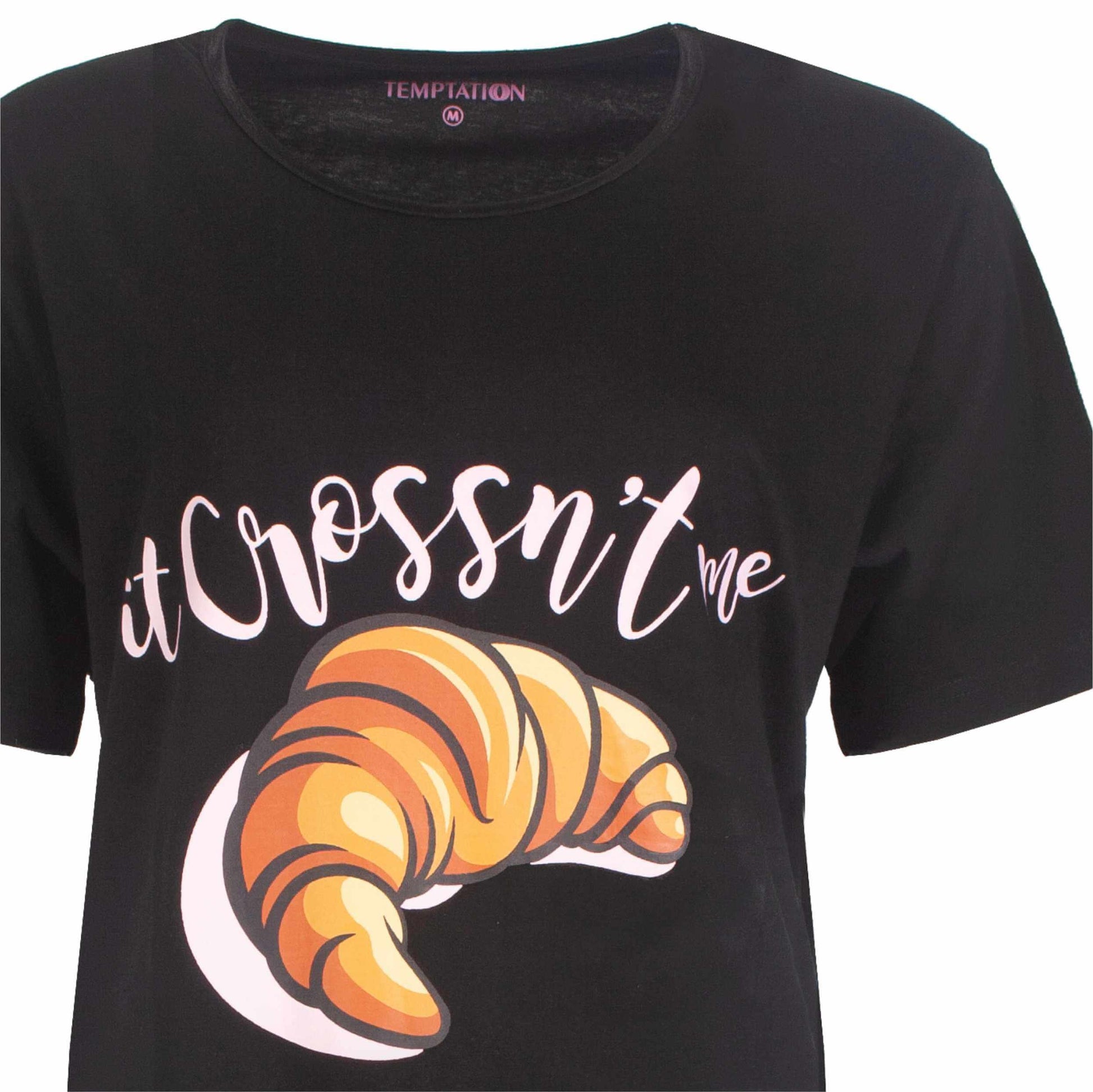 Zwart nachthemd met roze 'it crossn't me' tekst en een oranje croissant afbeelding