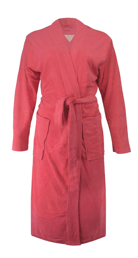 Koraalrode badstof badjas met lange mouwen, zijnaden zakken en ceintuur sluiting, gemaakt van katoen en polyester.