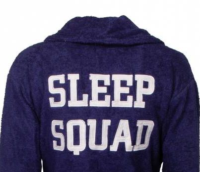 Donkerblauwe badjas met 'SLEEP SQUAD' in witte letters op de rug, gemaakt van zachte badstof.
