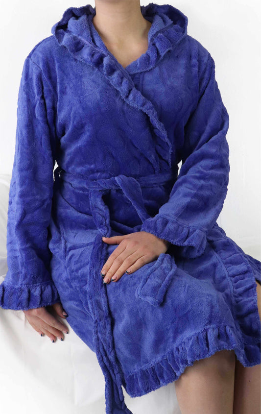 Blauwe fleece badjas met capuchon, lange mouwen, ceintuur en ruches aan de randen, gedragen door een model.