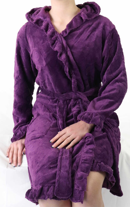 Paarse fleece badjas met capuchon, lange mouwen, zakken en ceintuursluiting, afgewerkt met ruches.