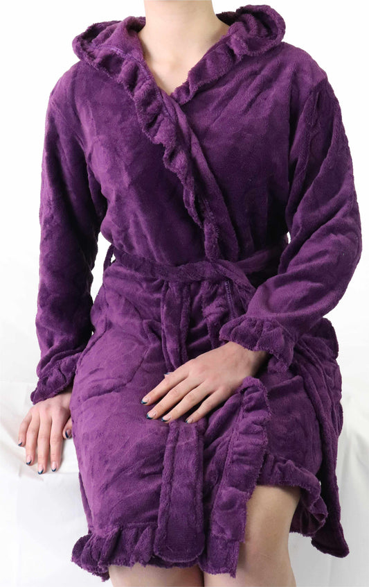 Paarse fleece badjas met capuchon, lange mouwen, zakken en ceintuursluiting, afgewerkt met ruches.