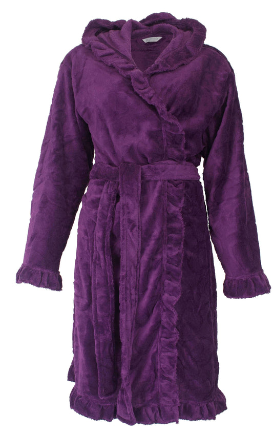 Paarse fleece badjas voor dames met capuchon, lange mouwen, ceintuur en ruches aan de randen, gemaakt van zacht materiaal.