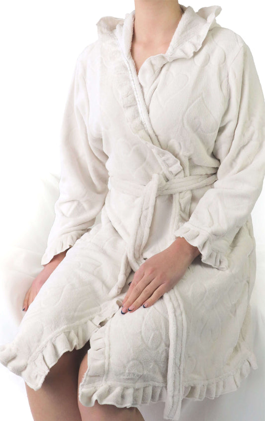 Gebroken witte fleece badjas voor dames met ruches, ceintuur en lange mouwen, gefotografeerd op een lichte achtergrond.