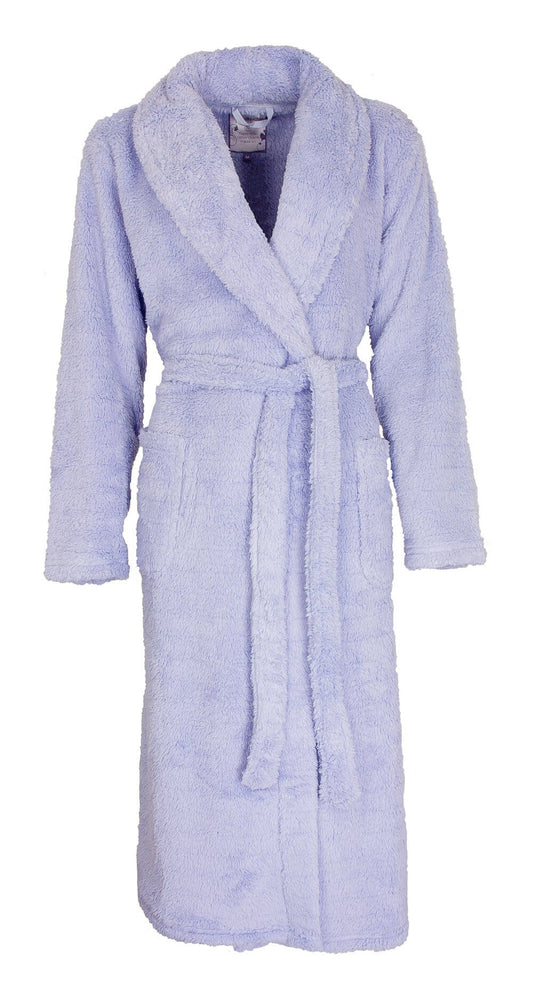 Lichtblauwe fleece badjas met sjaalkraag, lange mouwen, ceintuur en opgestikte zakken. Lengte 120 cm.