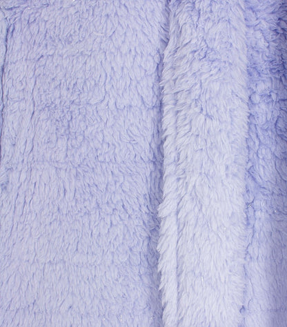 Close-up van lichtblauwe fleece stof met zachte, pluizige textuur, typisch voor een warme badjas.