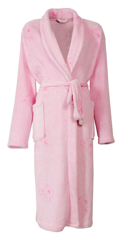 Lichtroze fleece badjas voor dames met sjaalkraag, ceintuur en subtiele decoratieve patronen op de stof.