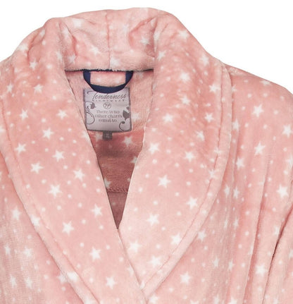 Lichtroze fleece badjas met witte sterrenprint, sjaalkraag en Tenderness-label zichtbaar.