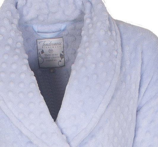 Lichtblauwe fleece badjas met reliëf bolletjes patroon en sjaalkraag, label zichtbaar in de kraag