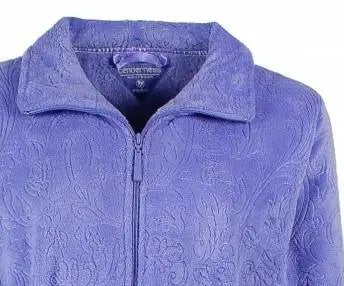 Blauwe fleece badjas met rits, lange mouwen en kraag. Ingewerkte figuren en ceintuur zichtbaar.