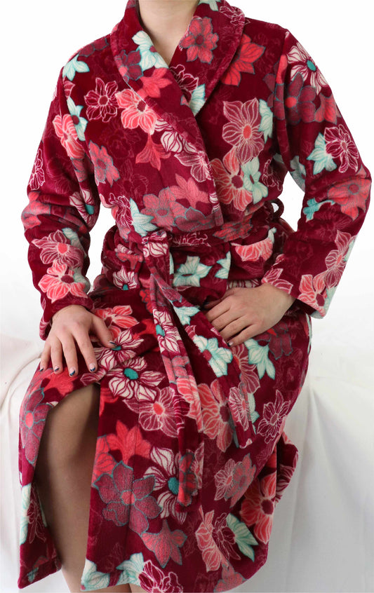 Rode fleece dbloemenprint, vooraanzicht, openvallende vomodel met ceintuur en sjaalkraag.