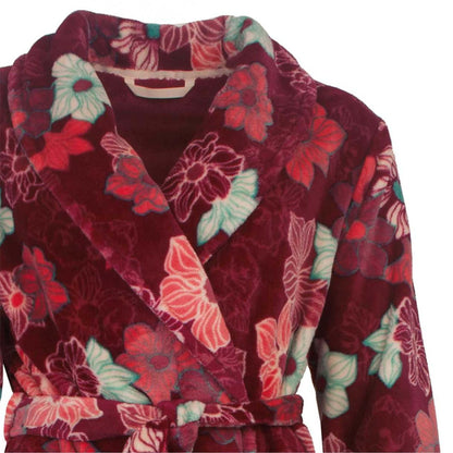 Rode fleece damesbadjas met kleurrijk bloemenpatroon in roze, wit en turquoise tinten, met een kraag en ceintuur.