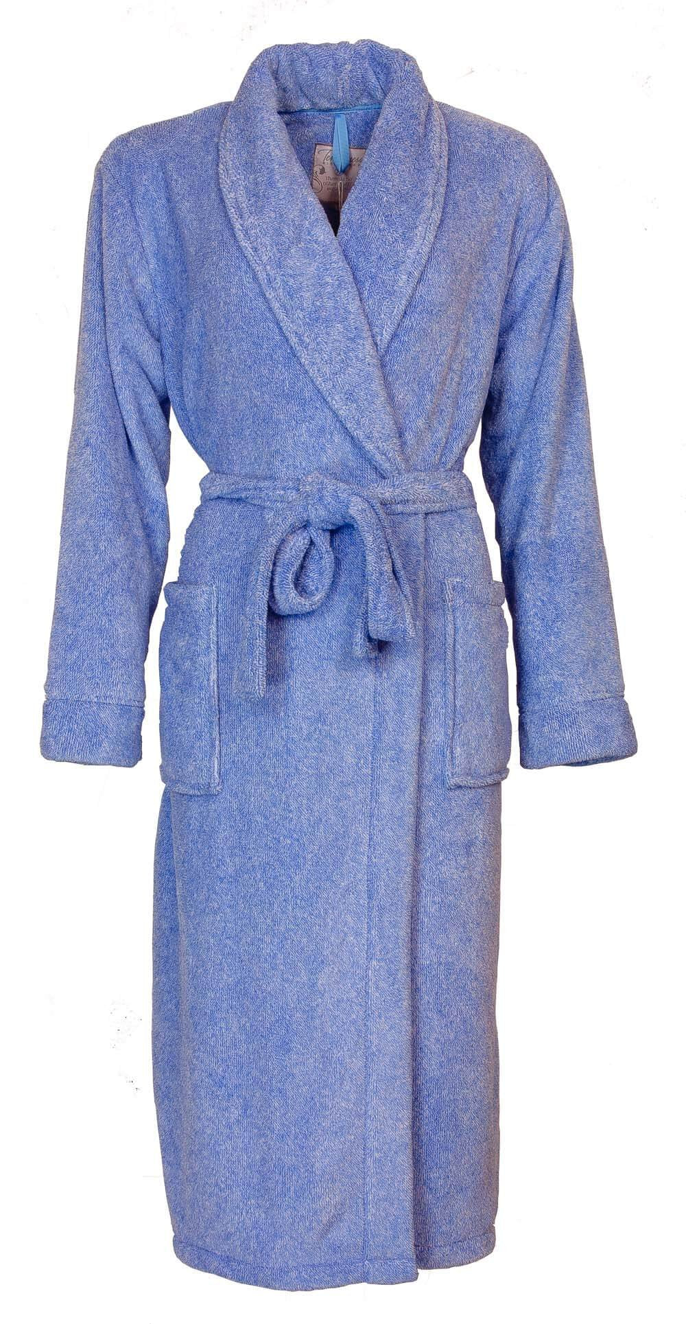 Blauwe fleece badjas met sjaalkraag, lange mouwen, ceintuur en twee opgestikte zakken. Lengte 120 cm.