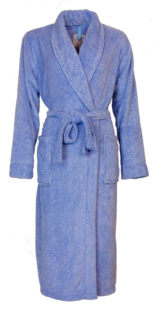 Blauwe fleece badjas met sjaalkraag, lange mouwen, ceintuur en twee opgestikte zakken. Lengte 120 cm.
