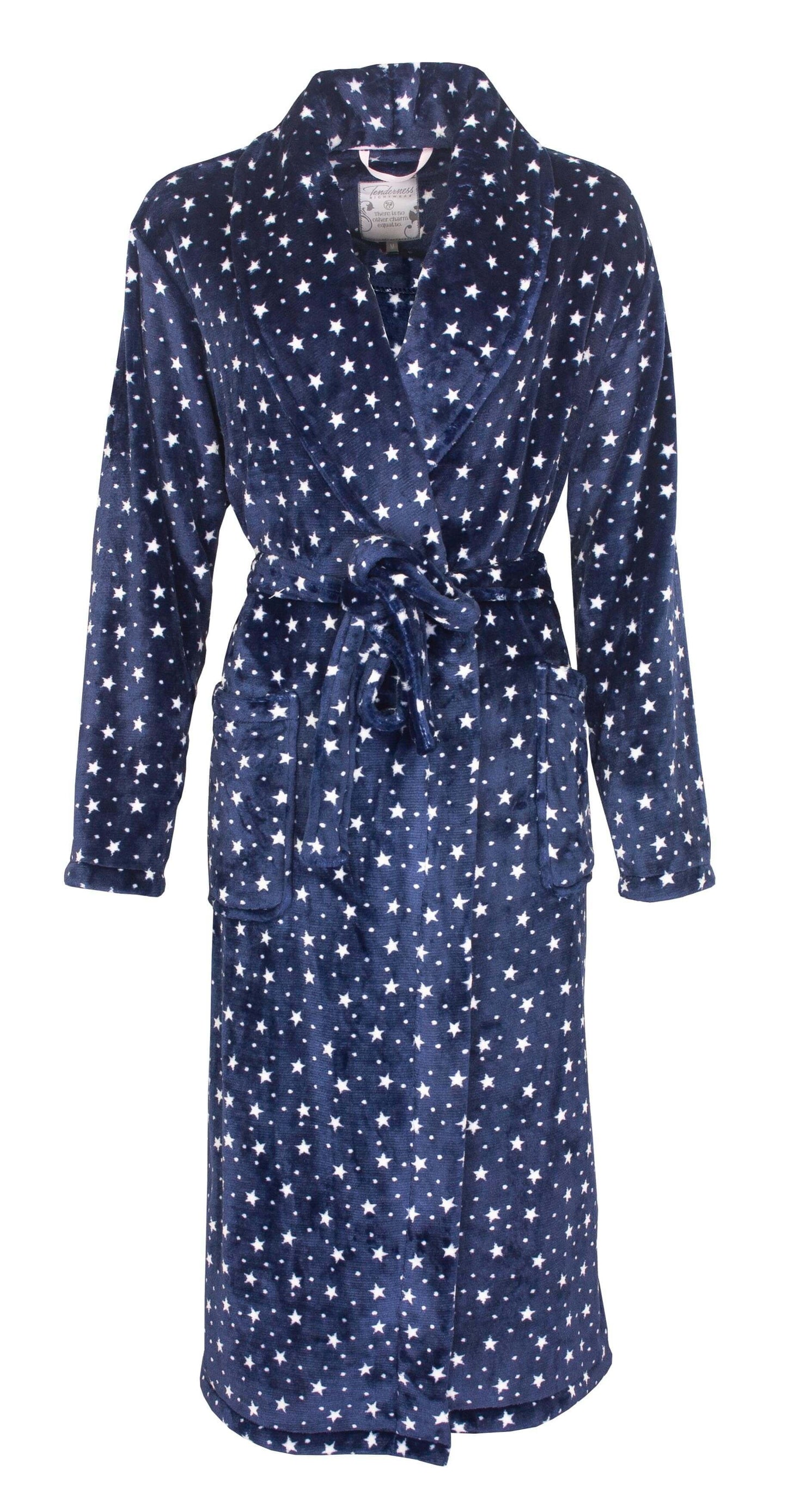 Blauwe fleece badjas met witte sterren, sjaalkraag en ceintuur. Lang model met lange mouwen.