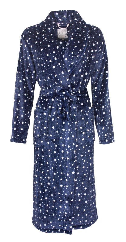 Blauwe fleece badjas met witte sterren, sjaalkraag en ceintuur. Lang model met lange mouwen.