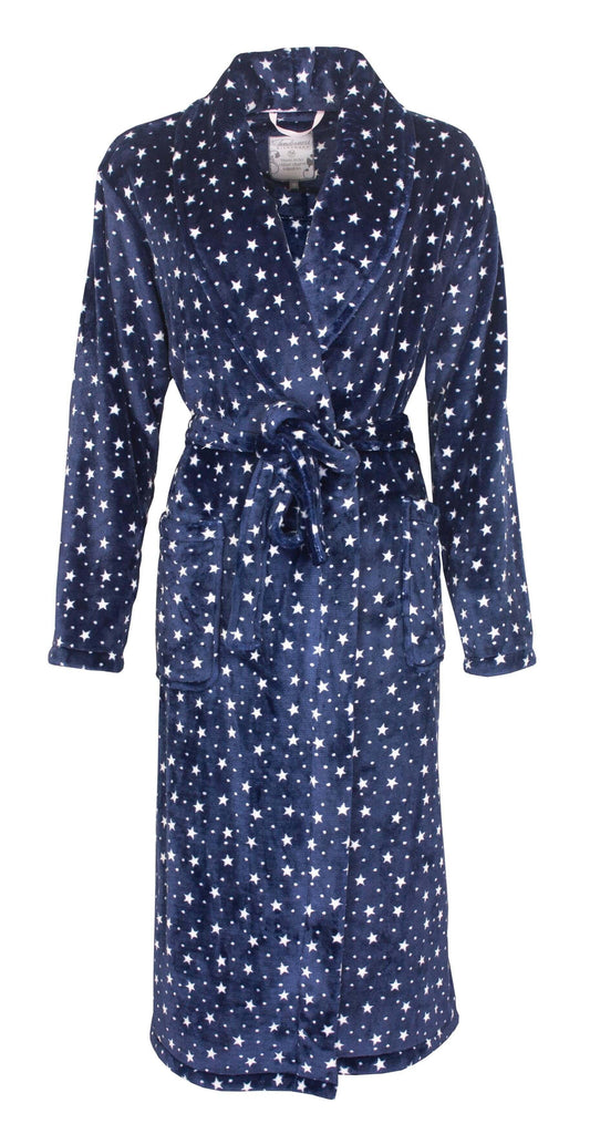 Blauwe fleece badjas met witte sterren, sjaalkraag en ceintuur. Lang model met lange mouwen.