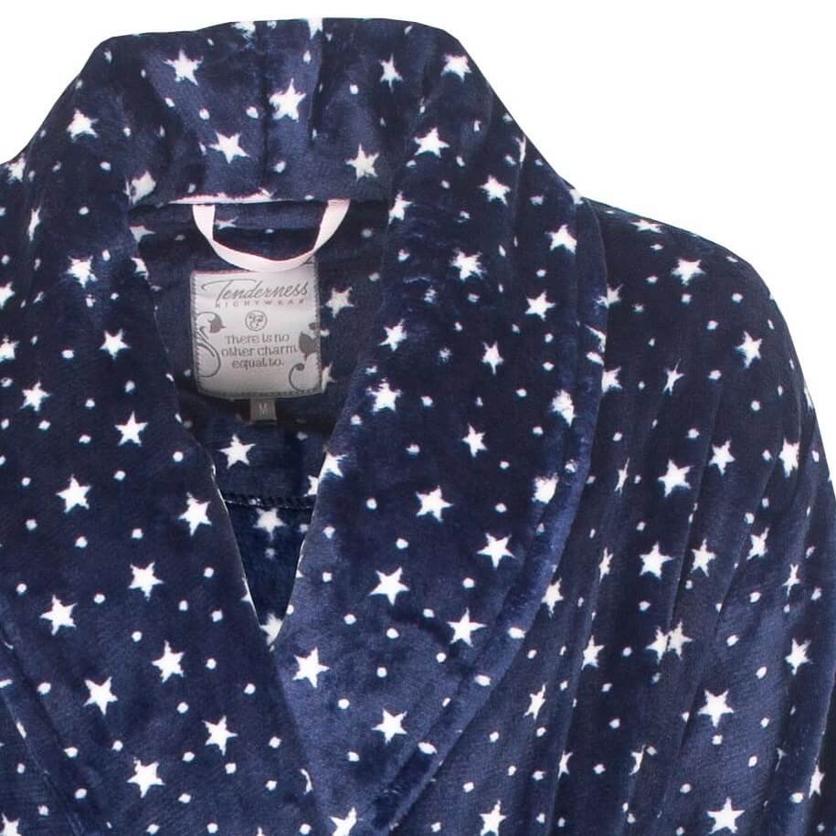 Blauwe fleece badjas met wit sterrenpatroon, sjaalkraag en Tenderness label zichtbaar.