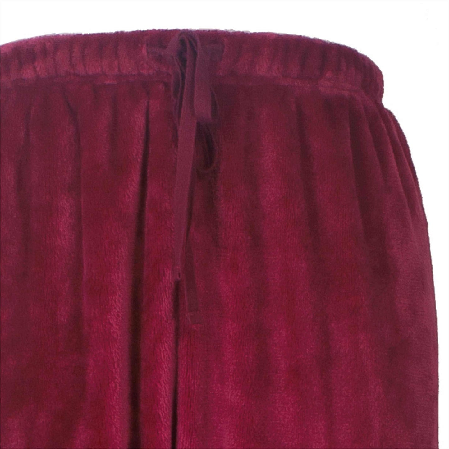 Close-up van een zachte, rode fleece stof met plooien, waarschijnlijk deel van een huispak of loungewear.