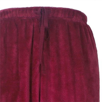 Close-up van een zachte, rode fleece stof met plooien, waarschijnlijk deel van een huispak of loungewear.