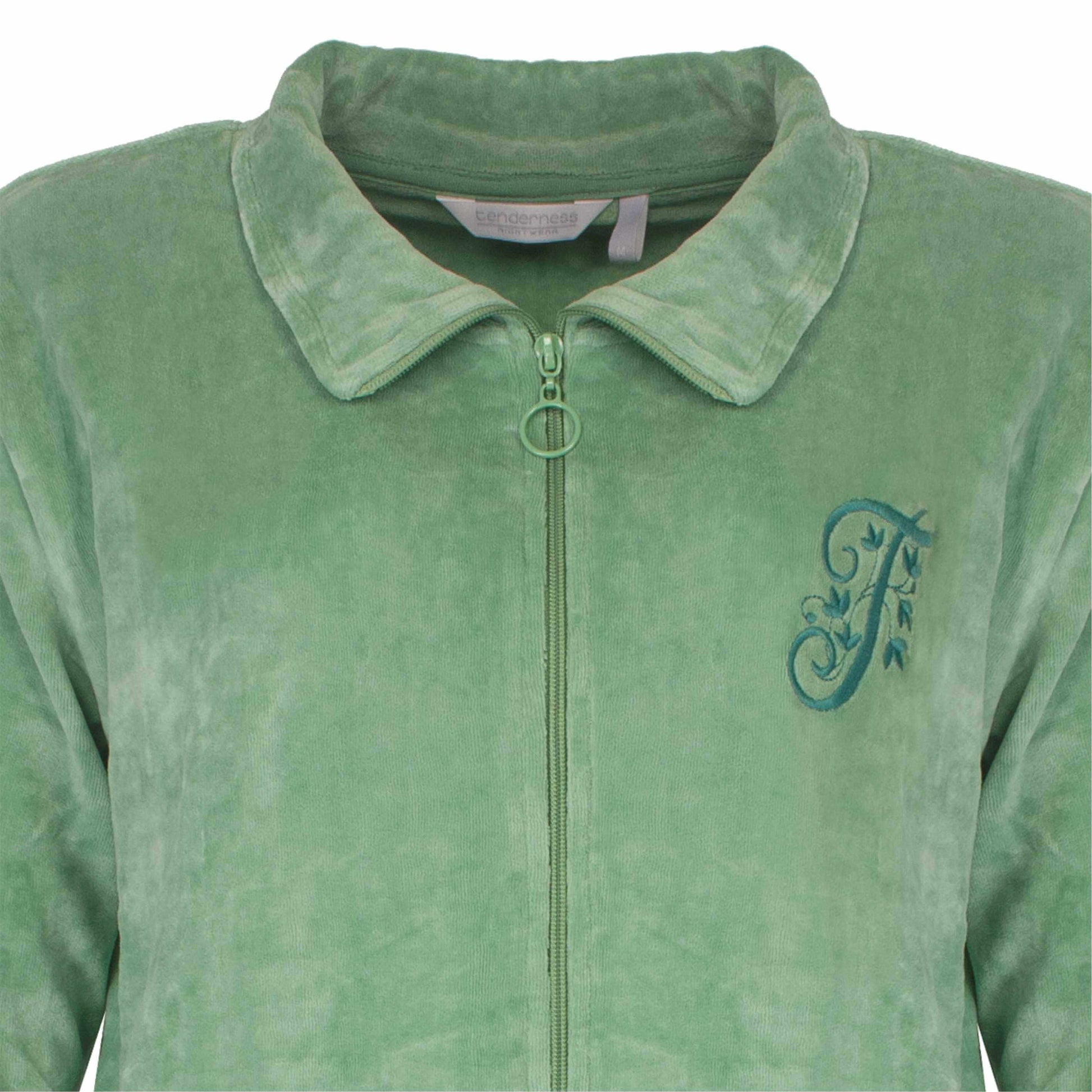 Groene velours huispak met rits en kraag, geborduurd logo op de borst, merk Tenderness zichtbaar op label