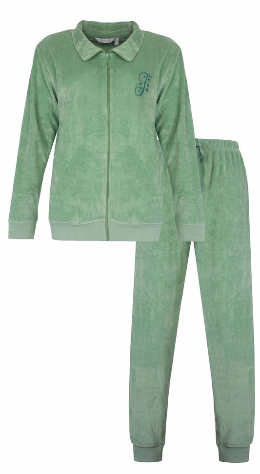 Groene velours huispak met rits, bestaande uit een jasje met kraag en lange broek, comfortabel en zacht.