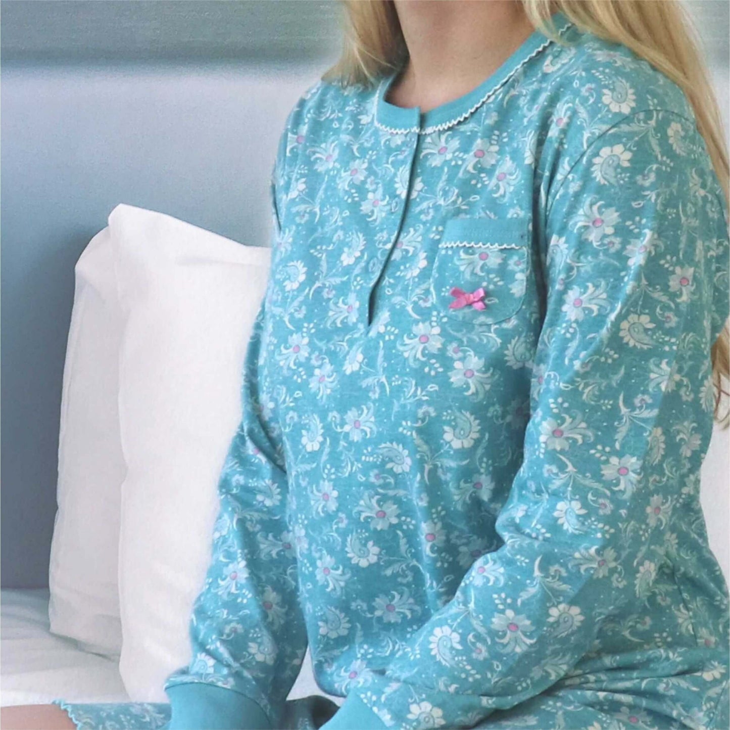 Aqua groen nachthemd met delicate bloemenprint, lange mouwen en een kleine roze strik op de borstzak.