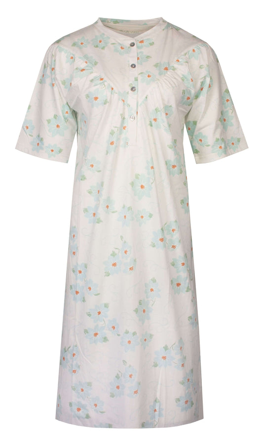 Beige nachthemd met lichtblauwe bloemen, korte mouwen en knoopsluiting aan de hals