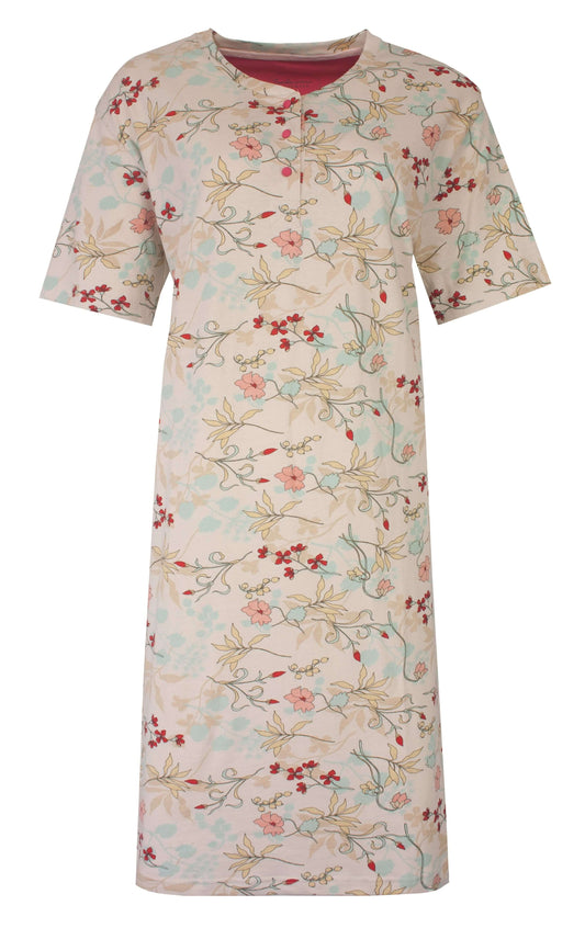 Beige nachthemd met korte mouwen, versierd met een delicate bloemenprint in pastelkleuren roze, mint en rood.