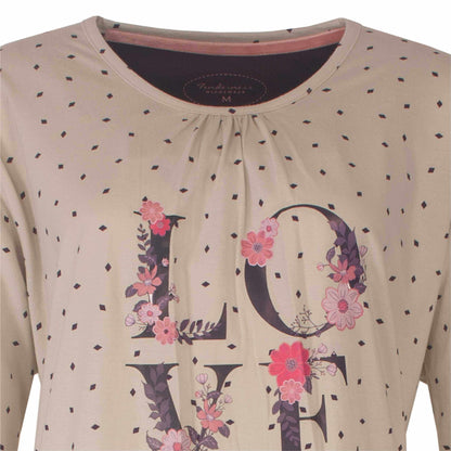 Beige nachthemd met lange mouwen, ronde hals en 'LOVE' opdruk versierd met bloemen en gestippeld patroon