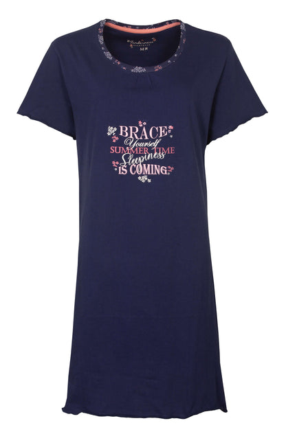Blauw nachthemd met opdruk 'Brace yourself summer time sleepiness is coming' en bloemenpatroon op de hals