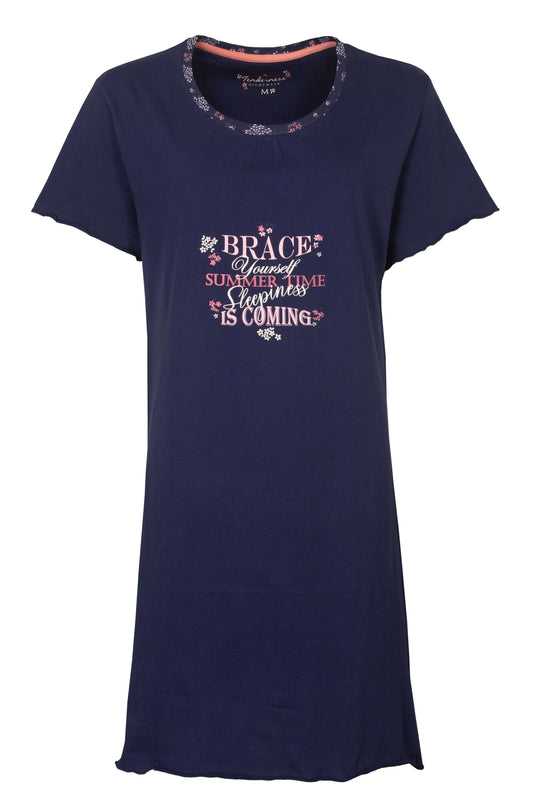 Blauw nachthemd met opdruk 'Brace yourself summer time sleepiness is coming' en bloemenpatroon op de hals