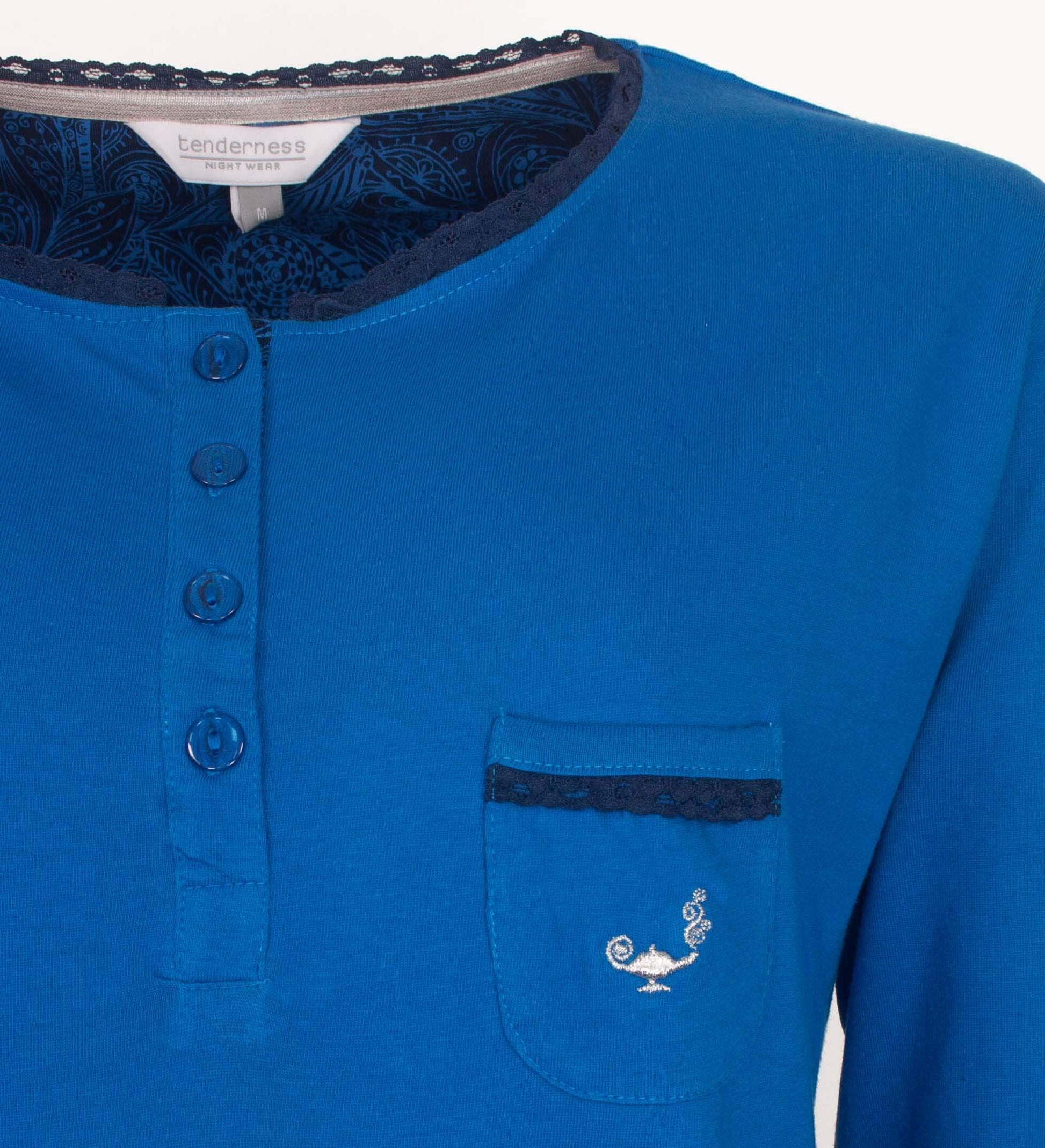 Blauw nachthemd met lange mouwen, polosluiting, borstzakje met geborduurd logo en kanten zoom aan de onderkant.