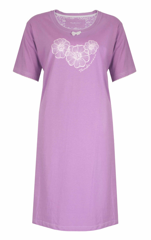 Paars nachthemd met korte mouwen, ronde hals en witte bloemenprint. Gemaakt van katoen met kleine strik bij de hals.