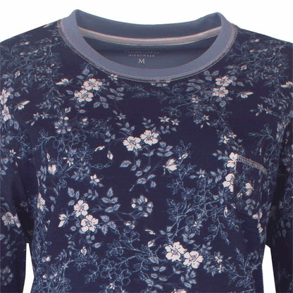 Donkerblauw nachthemd met lange mouwen en ronde hals, versierd met delicate witte en lichtblauwe bloemenprint