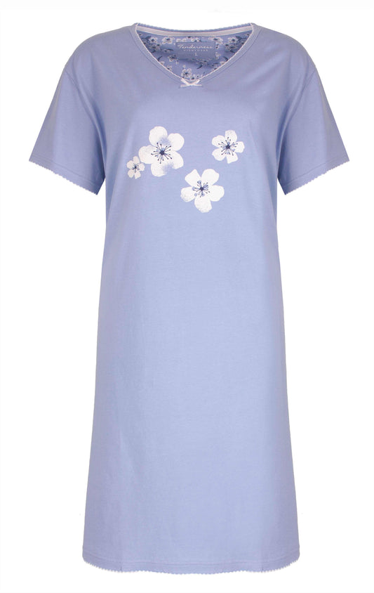 Lichtblauw dames nachthemd met witte bloemenprint, korte mouwen en V-hals, gemaakt van 100% gekamde katoen.
