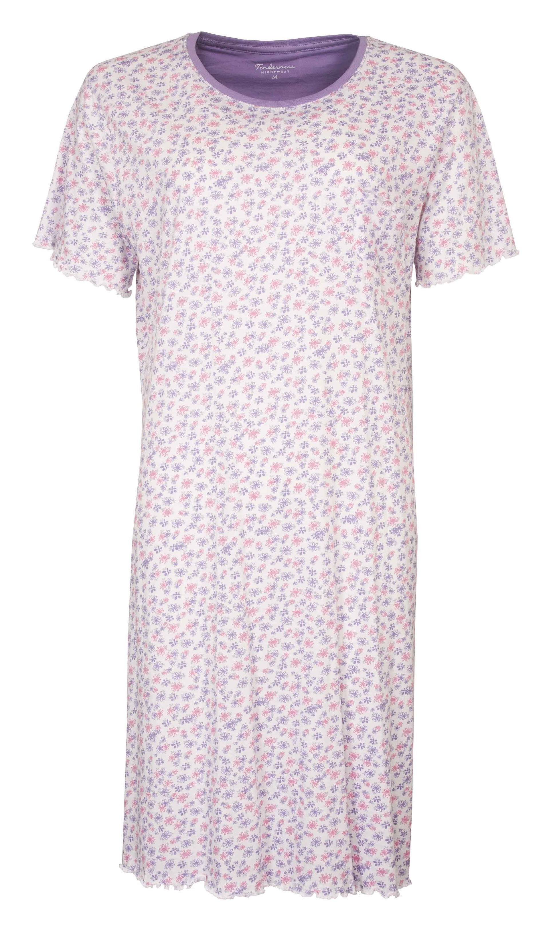 Paars dames nachthemd met korte mouwen en een all-over bloemetjesprint in roze en lila tinten.