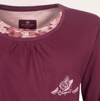 Bordeaux rood nachthemd met ronde hals, geprinte halsrand, lange mouwen en borstprint van vlinders met 'Elegant' tekst