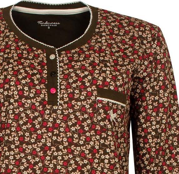 Bruin nachthemd met rood en beige bloemenpatroon, polo-sluiting, borstzakje en lange mouwen