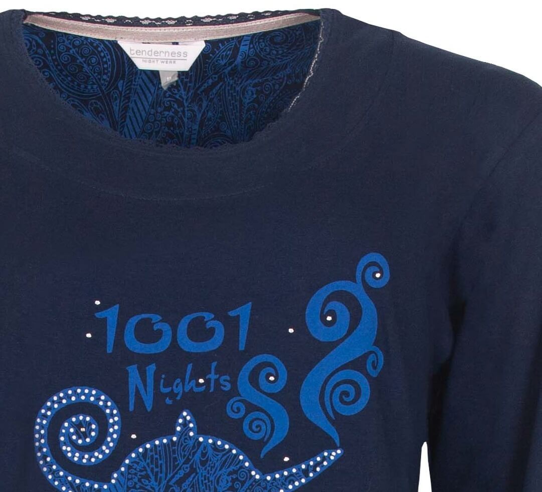 Donkerblauw nachthemd met lange mouwen, ronde hals en '1001 Nights' print in blauw met krullen en stippen